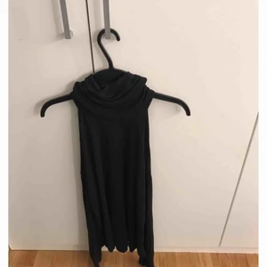  - Jätte fin polo tröja som är öppen vid axlarna. Köpt från Bikbok inga fel på den!