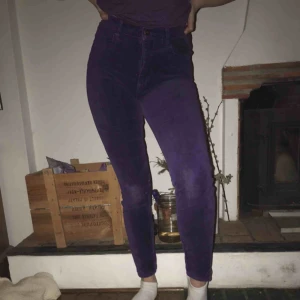  - Lila jeans från monki Storlek M