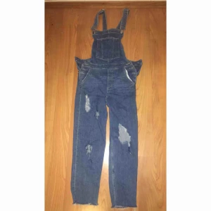  - jeans byxdresss fån H&M, köpt för ungefär två år sedan men är i bra skick. 100kr plus frakt