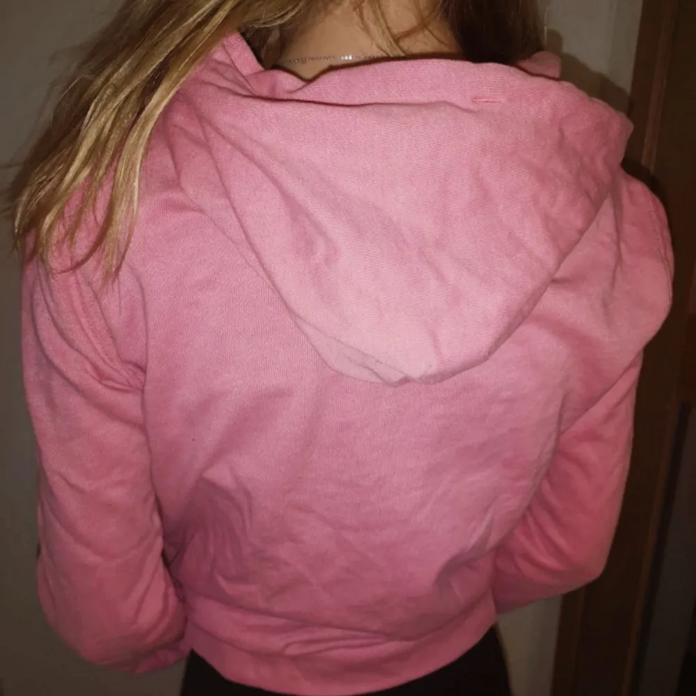 Riktigt snygg Hollister hoodie i rosa med gråa detaljer i fin kvalitet och skönt material. Köptes för omkring 400 kr. Frakt tillkommer vid köp 🖤 . Hoodies.