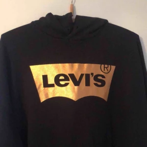  - Hoodie från levis med en guldig logga. Super skön men används tyvärr inte så ofta. Storlek M
