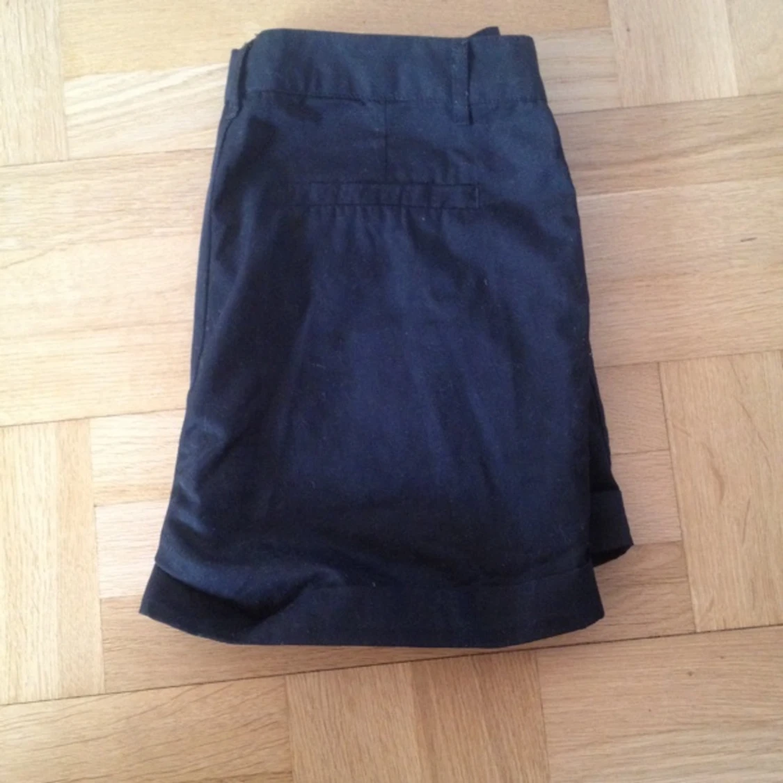 Shorts från vila, svarta, ser blåa ut pågrund av ljuset.