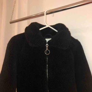  - Jacka från H&M, värmer bra och kan även spännas in och ut i midjan. Kan mötas upp i Stockholm eller så står köparen för frakt!