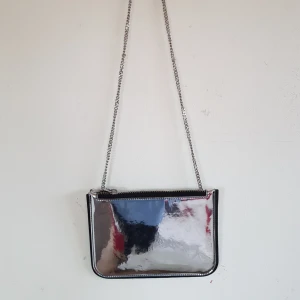  - Axelremsväska som passar perfekt till festen! Använd fåtal gånger ⭐