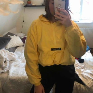  - Baggy 80 tals vindjacka, super snygg och relativt varm.