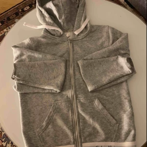  - Clavin Klein äkta , använd en gång bara har båda Small och Xsmall . Köpte för 800 kr och säljer för 300kr 