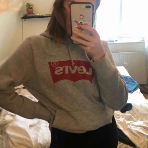  - Helt ny levis hoodie i storlek M men är ganska baggy på mig som vanligtvis är S.