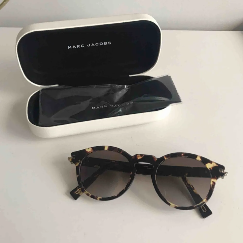 Solglasögon från Marc Jacobs, knappt använda- superfina! Skickas mot porto 63:-. Accessoarer.