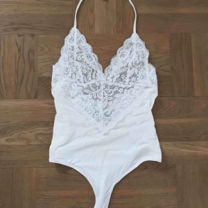  - Vit spets body från bikbok Storlek S Knäppe längst ner Helt ny bara testad, frakt tillkommer (köparen står för kostnaden) 💫pris kan diskuteras