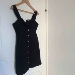  - Hängselklänning från HM i storlek 36. Aldrig använd så i princip som ny. Möts upp i Uppsala annars står köparen för frakten 