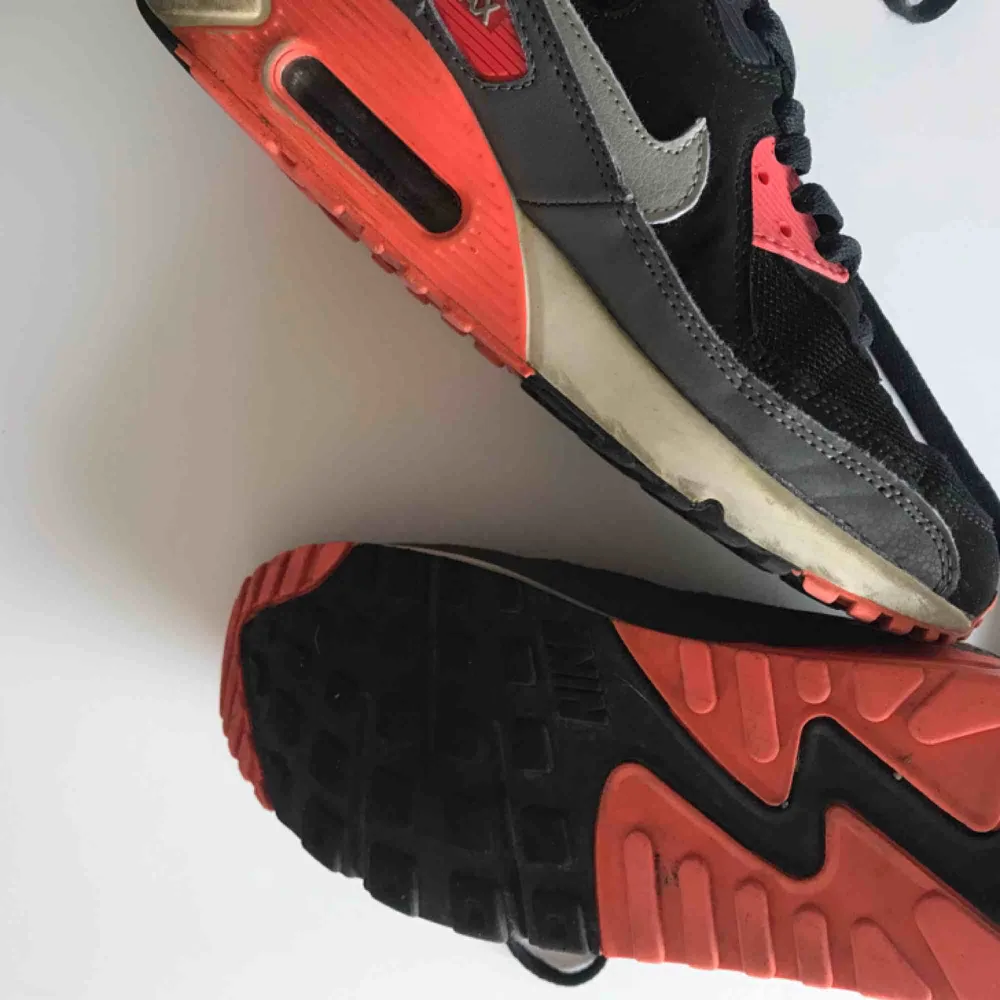 Nike Air Max 90 i fint skick, endast lite slitna/smutsiga på hälen som ni ser på bilden. Köpta för 1399:- säljer för 180:-. Skor.