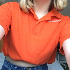  - Frakten är inräknad i priset! Skitfin piké från kappa. På första bilden är den uppvikt, så snyggt att styla den så😍 egentligen är den vanlig längd. Perfekt inför våren ☀️ den är lite mer orange i verkligheten. 