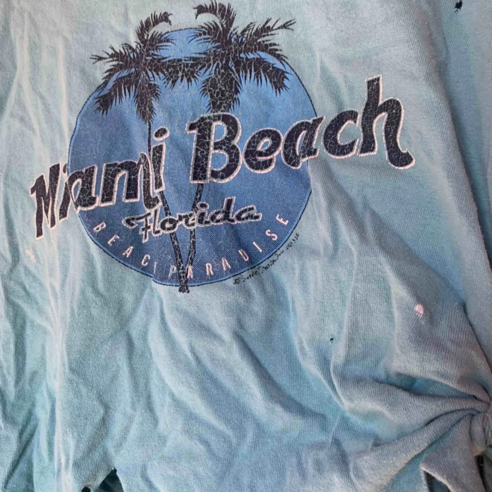 Another gem! 🍬  Vintage Miami Beach top with fringes. One of a kind for sure. 🧚🏼‍♀️ Wear with a jeans jacket or leather jacket and party all night long. 👯‍♀️👯‍♀️👯‍♀️. Toppar.