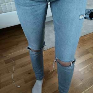 Säljer mina mom jeans ifrån Levis. Sparsamt använda och är i en perfekt tvätt nu inför sommaren. Är 170+ lång.