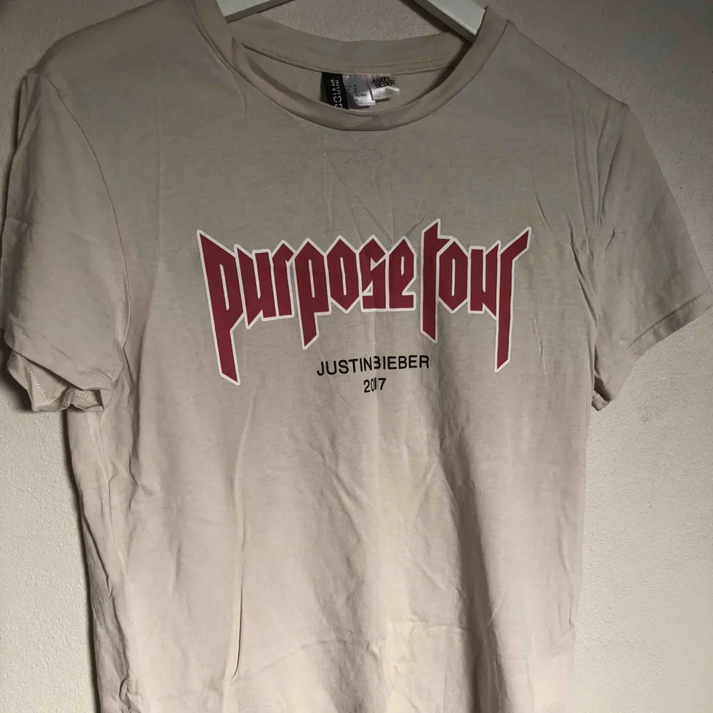 Purpose-tour tröja från Justin Biebers kollektion. Storlek M, kan absolut bäras av xs & S om man vill att den ska sitta lösare💛💛. T-shirts.