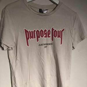 Purpose-tour tröja från Justin Biebers kollektion. Storlek M, kan absolut bäras av xs & S om man vill att den ska sitta lösare💛💛