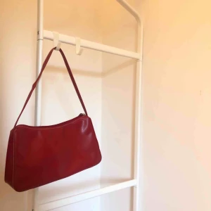  - Budet ligger på 180 kr. Säljer super snygga trendiga axelväska!❣️❣️Inte så bra ljus när jag tagit bilden ifall du är intresserad och vill se fler bilder skriv till mig!🥰 budet är på 200, 