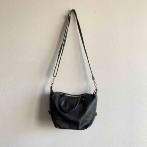  - Svart läderväska. Aldrig använd. Frakt är ca 70kr. 