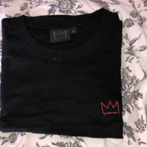  - Säljer nästa alla mina merches så kolla gärna in min sida! Vill du köpa flera plagg kan vi sätta ihop ett paketpris. Skicket är bra.  Hör av er vid minsta intresse, priset kan diskuteras vid snabb affär!!