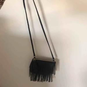  - Svart väska med fransar. Långt Väsk band! Buda från 30 kr