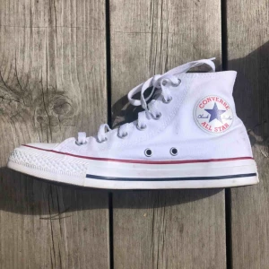 Converse - Vita höga Converse i storlek 39. Använda max 10ggr förra hösten. Helt ok skick. Säljes då de tyvärr inte passar mig🥺