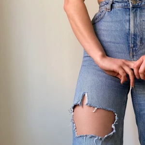 Håliga jeans - / Insydda (bakom bakfickorna) weekday jeans   / Sitter tight på mig som är en medium/38 / Skickar gärna!  