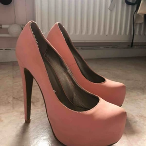 - Höga ljusrosa pumps i storlek 37, fint skick! Köpare står för frakt 