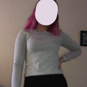  - Grå ”stickad” tröja från Ginatricot, storlek M. Mycket fint skick.   Köparen står för eventuell frakt (60kr), eller så möts vi upp i Gävle.😊 