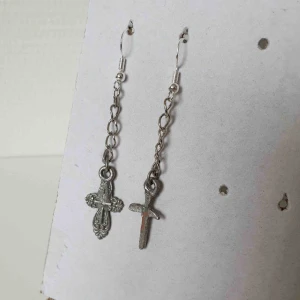  - Fina örhängen! 🤩🥳 OBS! Vi kan ej garantera vilket material smycket är gjort i. Frakt ingår inte i priset. ✨