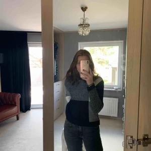  - Stickad tröja som passar både xs och s