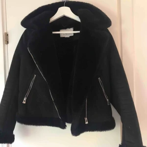  - Jättefin och skön jacka från Bershka i storlek M. Använd men i bra skick. Frakt tillkommer! 