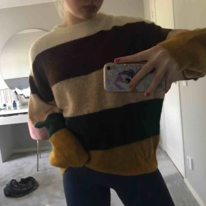  - Säljer denna stickade tröja från H&M. Storlek 36. Oversized model.