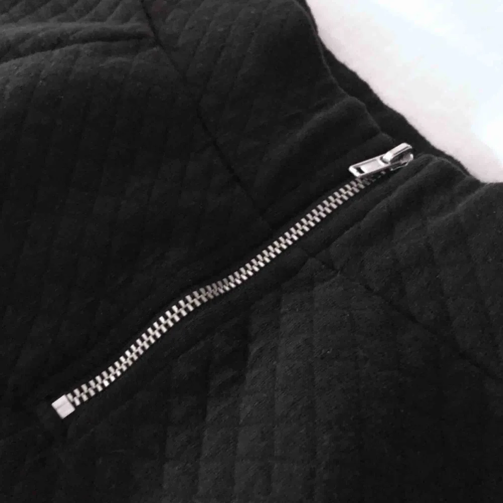 Kort svart kjol från H&M. Dragkedja i ryggen. (Frakt tillkommer om den ska skickas). Kjolar.