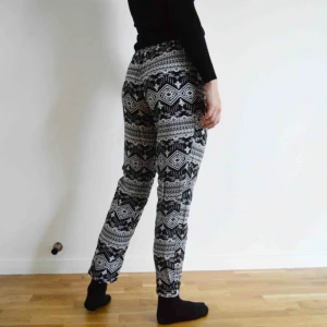 Mönstrade byxor  - +30 kronor frakt! Mjukis byxor i ett coolt mönster. Resår i midjan och lite tajta vid vristerna. Skriv till mig om du har några frågor eller vill se fler bilder😄 
