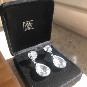  - Ett par super fina örhängen från Ur och Penn. Dem är använda en gång annars helt oanvända. 💓💘 skriv vid intresse