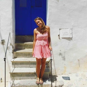  - Söt klänning från Ida Sjöstedt i mycket fint skick! Ursprungspris 1499. Frakt ingår i priset.