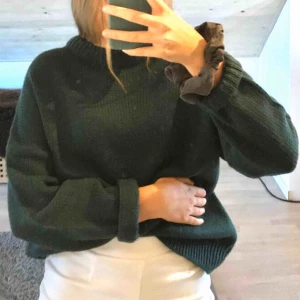  - Grön stickad tröja köpt på carlings! Är i storlek M men kan passa en S om man vill ha en oversized look🥰