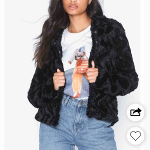  - Säljer nu min super snygga FUSK pälsjacka från vero Moda i storlek S, använd en termin men inga skador! Super snygg nu till våren och perfekt lagom varm😍även helt rökfri  