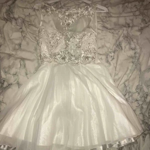 Vit klänning - Gudomlig klänning från Vila! Alternativt en studentklänning 🤍🤍