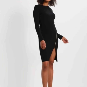  - Helt ny, slutsåld svart klänning med guldig dragkedja. Man kan justera sin slita med den. Fri frakt!  Passar xs/s