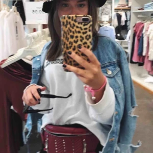 Zara - Säljer denna skit coola jenasjacka, med jätte snygga slitningar som detaljer. Köpte denna jackan på plick men tyvärr så passar den ej mig alltså måste jag sälja vidare den. Har du fler frågor så är de bara att skriva💜💜💜