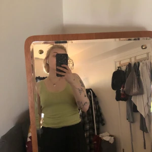 ljusgrönt linne från monki - sprillans nytt linne från monki, lappen sitter kvar. säljer för att jag inte tyckte det passa mig och hann inte skicka tillbaka. billigt pris för linnet finns fortfarande att köpa. köparen betalar frakt eller möts upp i malmö.