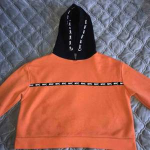 Fin orange hoodie från Primark🧡 Väldigt bra skick och inte så använd Den är croppad också Skriv för mer info💕