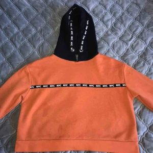  - Fin orange hoodie från Primark🧡 Väldigt bra skick och inte så använd Den är croppad också Skriv för mer info💕