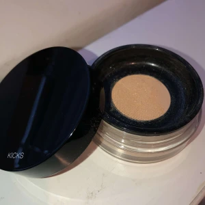 Kicks mineral glow powder  - Ett highlighting puder som ger ett fint milt glow. Jätte fint ifall man vill ha en "inner glow" look! I färgen "Starlight". Endast testad!