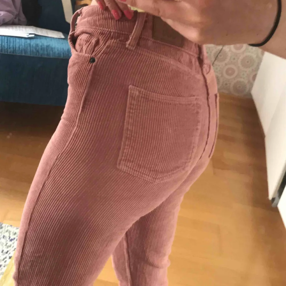 Ett par rosa manchesterbyxor från märket Urban Outfitters i storlek W24 L30. Hör gärna av er vid frågor, kanske fler bilder eller passform?:) . Jeans & Byxor.