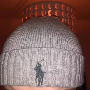  - Säljer min Ralph lauren mössa. Använd några gånger inte riktigt min stil. Mössan är som ny. Äkta såklart den är köpt från Zalando. Kan frakta för 10kr