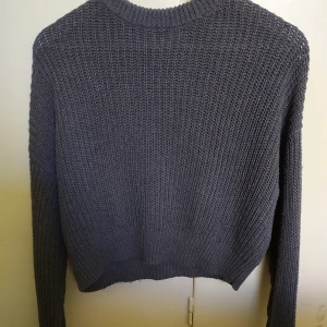 Stickad tröja - Grå stickad tröja från Pull&bear i storlek S. Super snygg och i ett bra skick. Fråga gärna om ni vill ha mer bilder 🦋