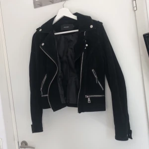 Vårjacka storlek M - Storlek M men passar även S! Jacka från vero Moda! Bra skick!