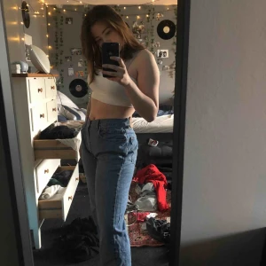  - Skitsnygga låg/mid midjade straight jeans från Levi’s i modellen 569! Köpta på en vintage butik i London. Storleken står inte men jag tror att de skulle passa en medium!